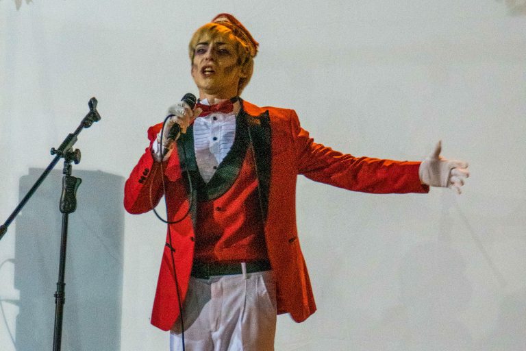 El Artista Joaquin, realiza un show de baile de tap y canto para el público, previo a la muestra de Cortometrajes FESTMYD