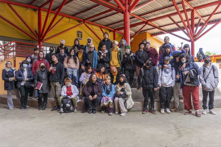 Grupo de Alumnos del Liceo Artítico Guillermo Gronemeyer de Quilpué en la Muestra Escolar 2022 del Festival de Cine de Mujeres Y diversidades