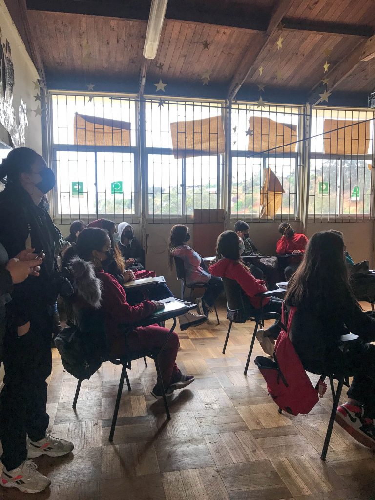 Alumnes del Colegio Escuela de Berlín de Valparaíso ven Muestra de cortometraje del Festival de cine de Mujeres y Diversidades.